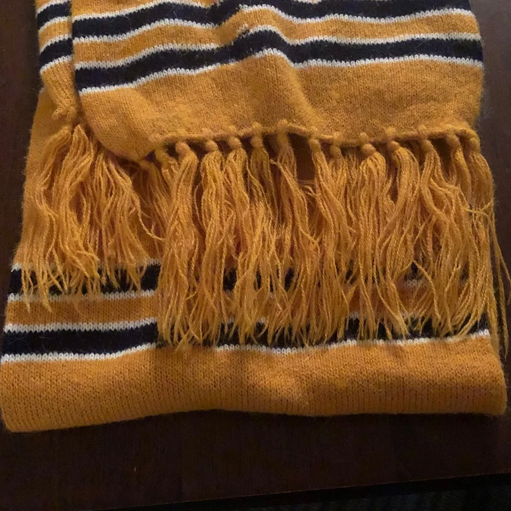 🍄 Vintage Men’s Striped Yellow and Black Scarf